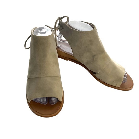 Kenneth Cole New York Tan Sandals with Modern Cut-Out Design - Picture 2 of 10